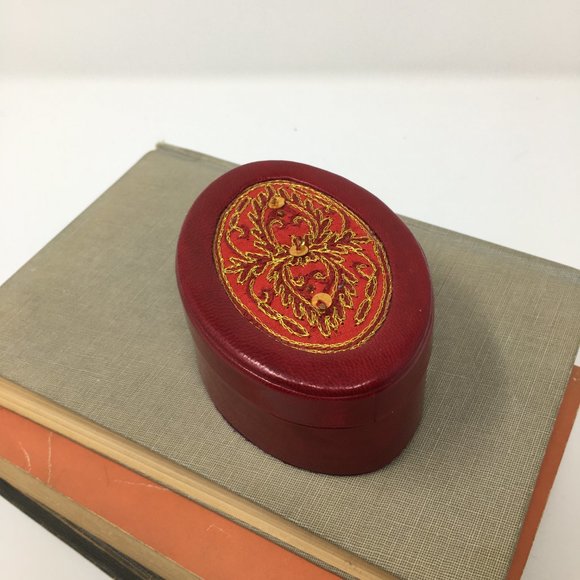 Aarong Red Erri Embroidered Oval Leather Suede Velvet Jewelry Trinket Box - Picture 3 of 16